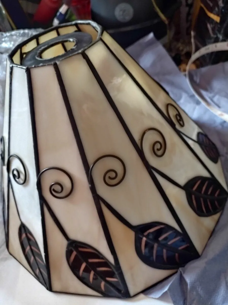 Tiffany lamp shade - Image 1