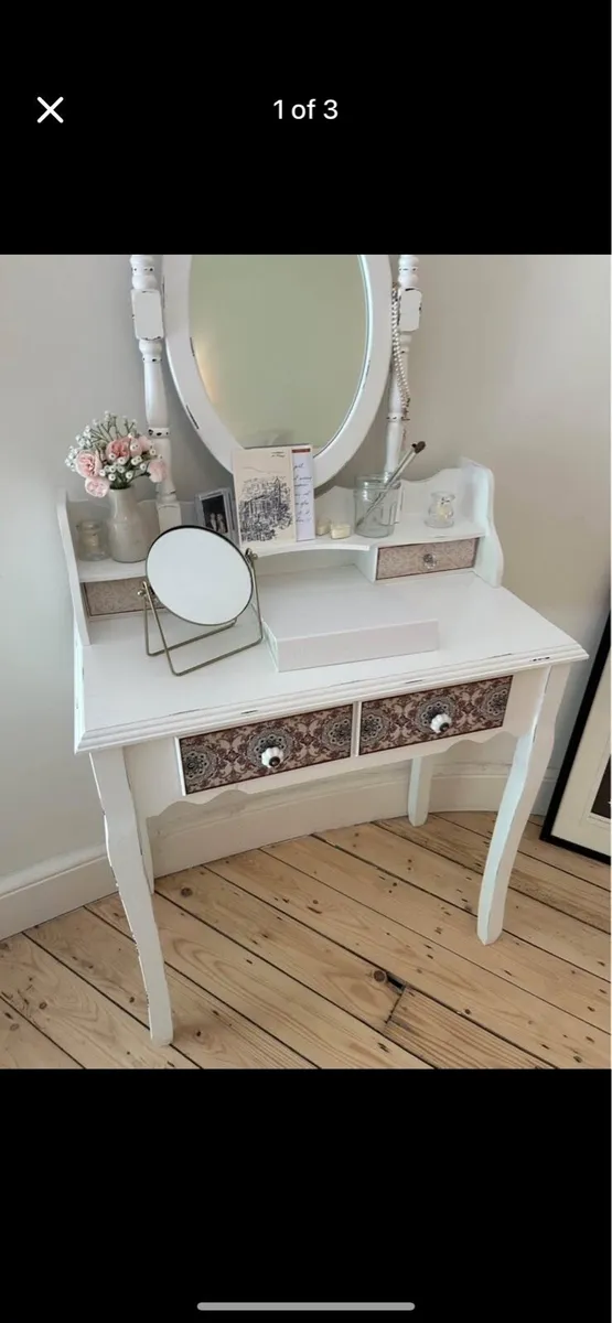 Vanity table - Image 1