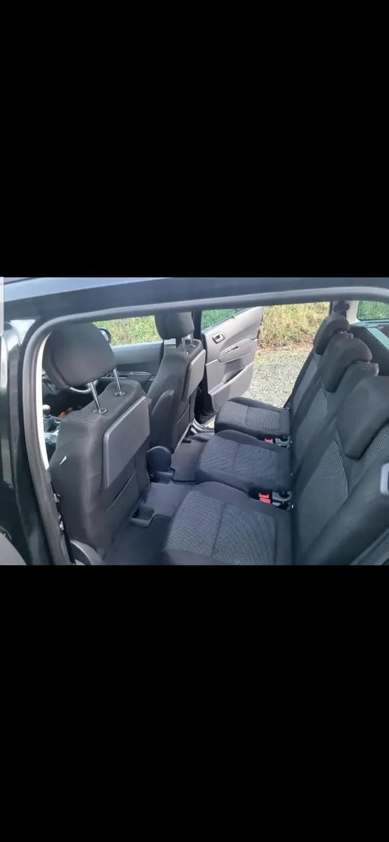 Peugeot 5008 2011 - Image 2