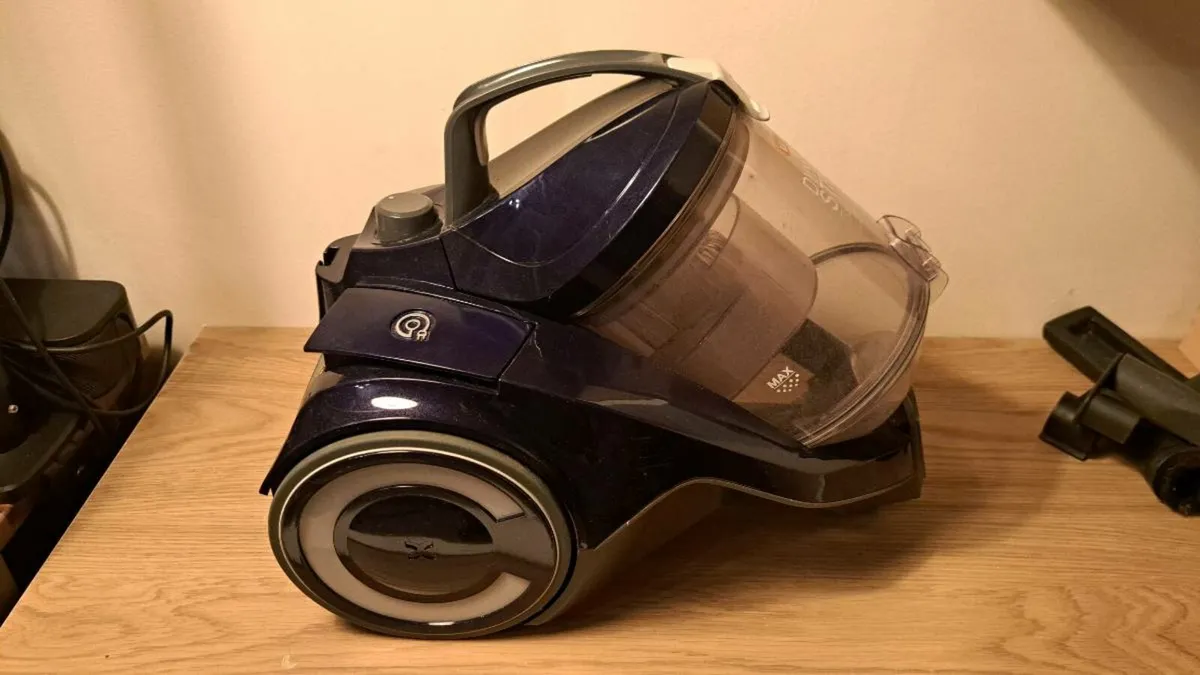 Vacuum cleaner - Image 2