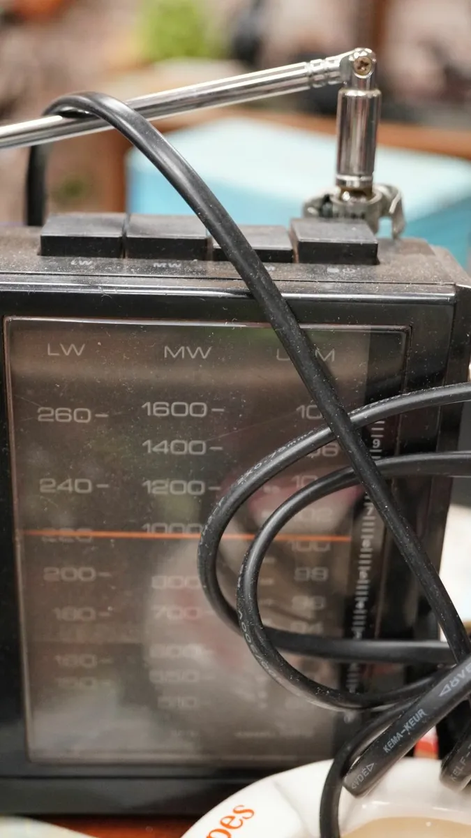 Compact Vintage 3-Band Portable Working Radio - Image 3