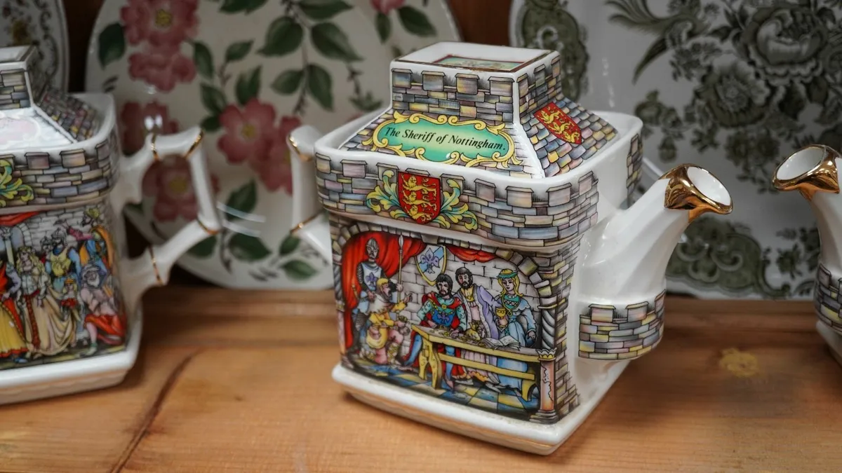 Sadler Castle Teapot - Image 2