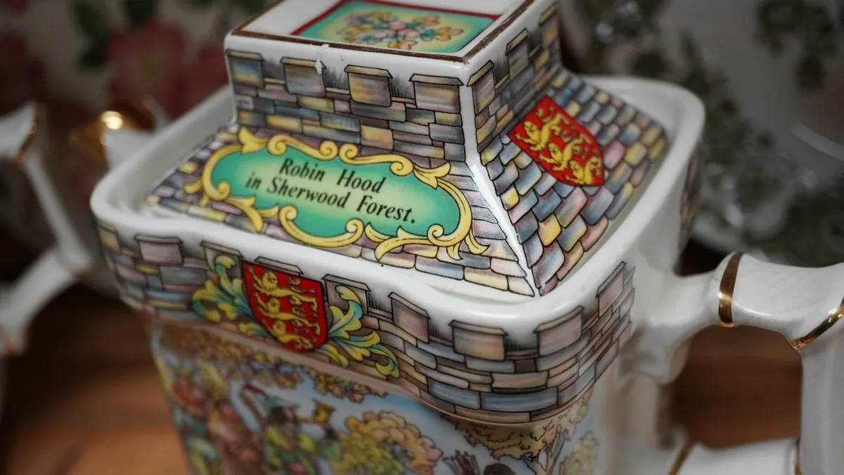 Sadler Castle Teapot - Image 4