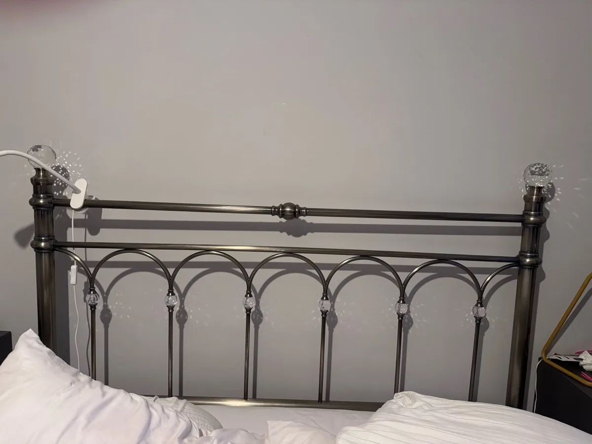 Gold bed frame - Image 1