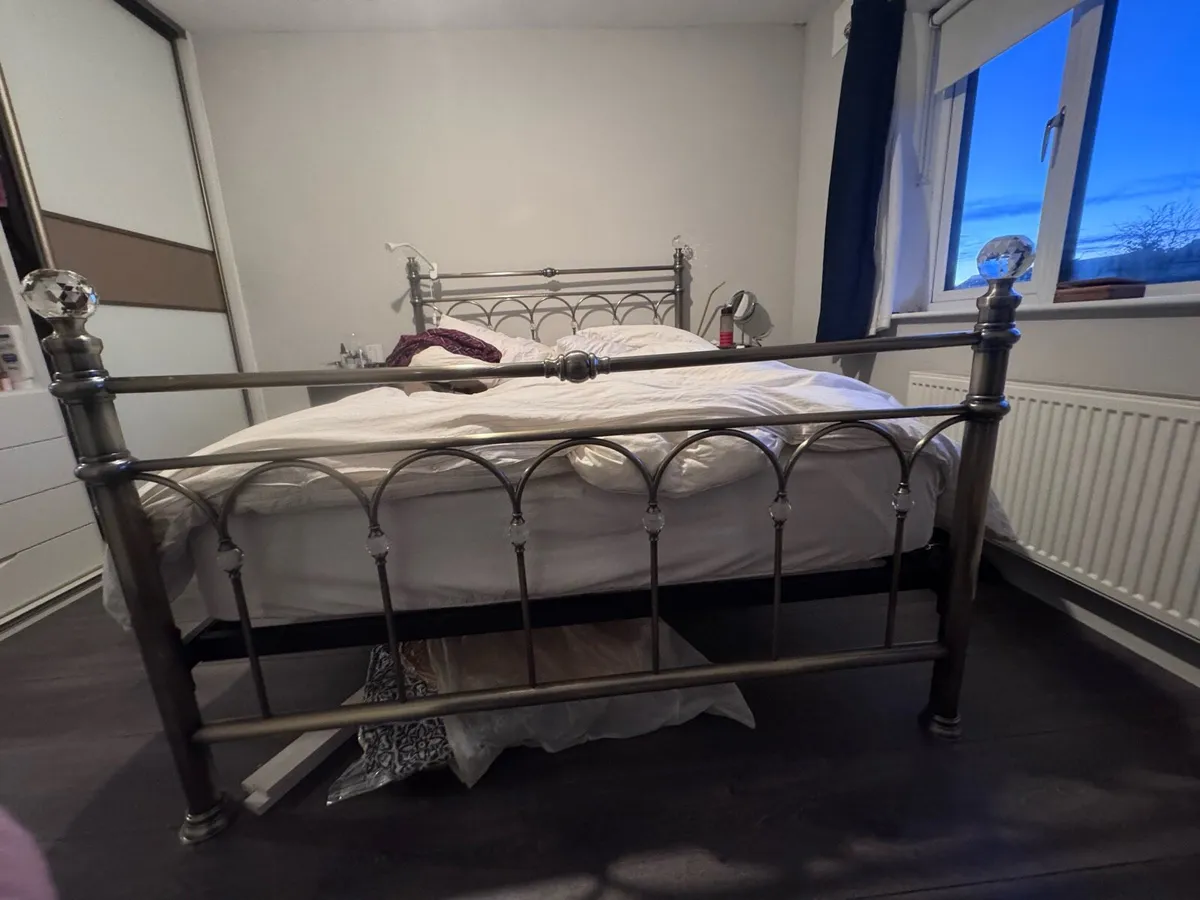 Gold bed frame - Image 2