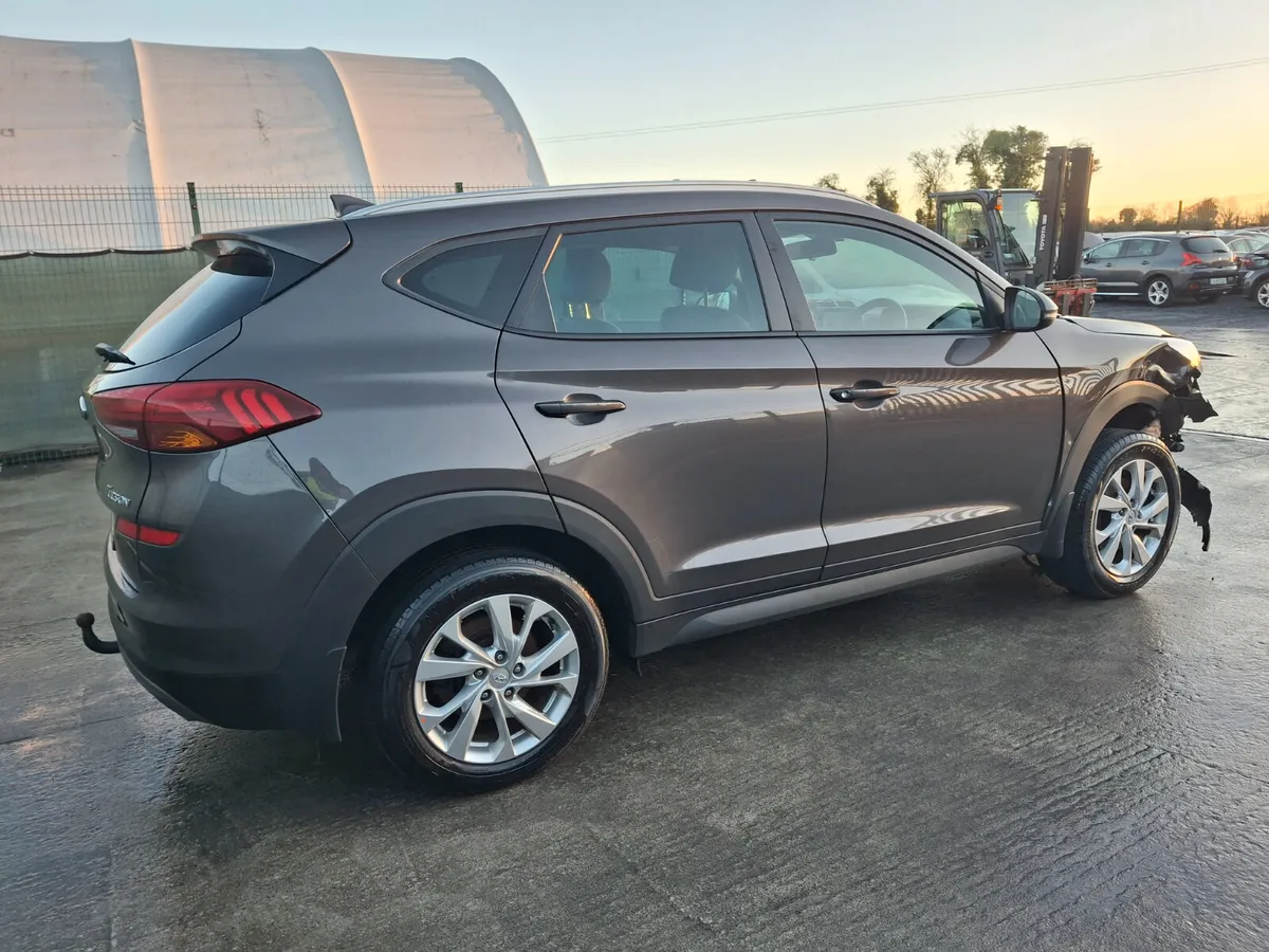 192 Hyundai Tucson  Excetutive Light Damage - Image 4