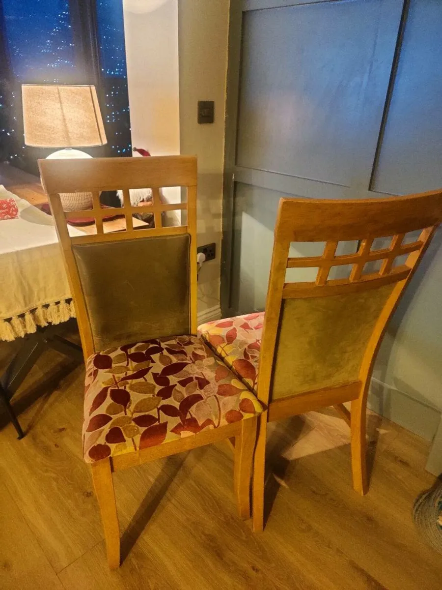 Table and Chairs - Image 2