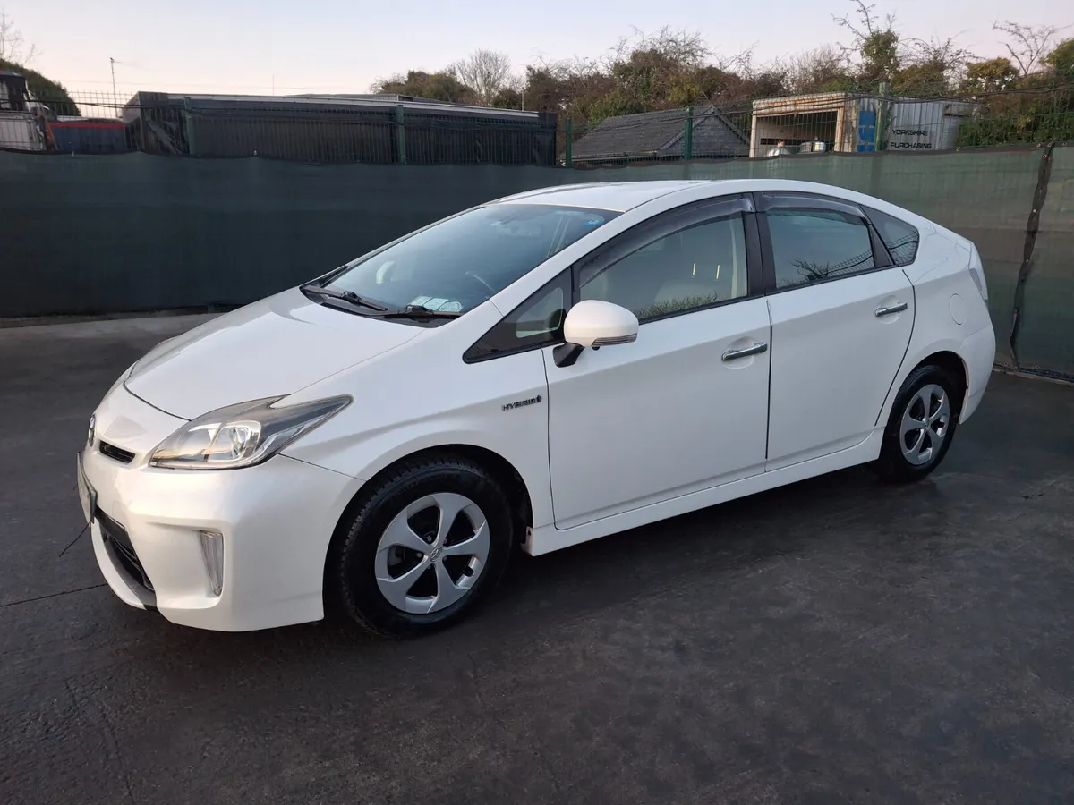 142 Toyota Prius  1.8 Hybrid  Automatic - Image 3