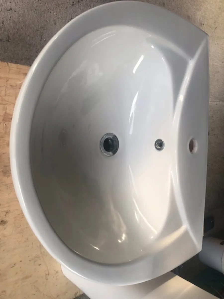 Pedestal Sink. - Image 2