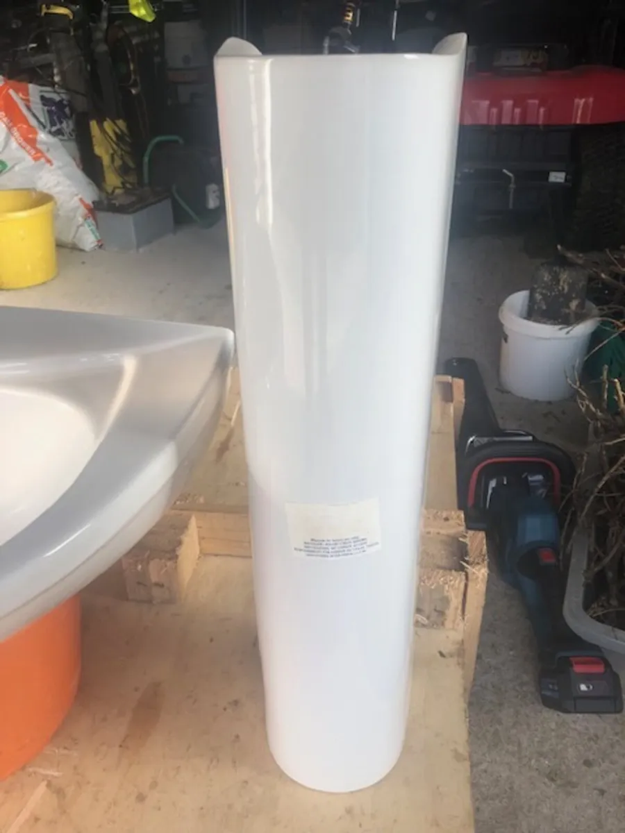 Pedestal Sink. - Image 3