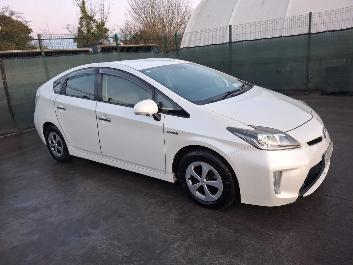 142 Toyota Prius  1.8 Hybrid  Automatic - Image 1