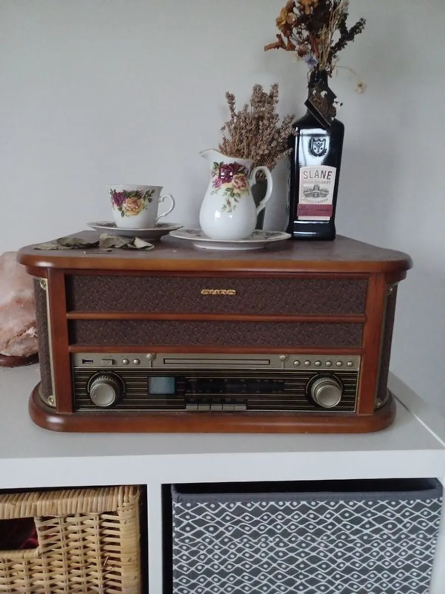 Retro Record Player Radio - Image 1