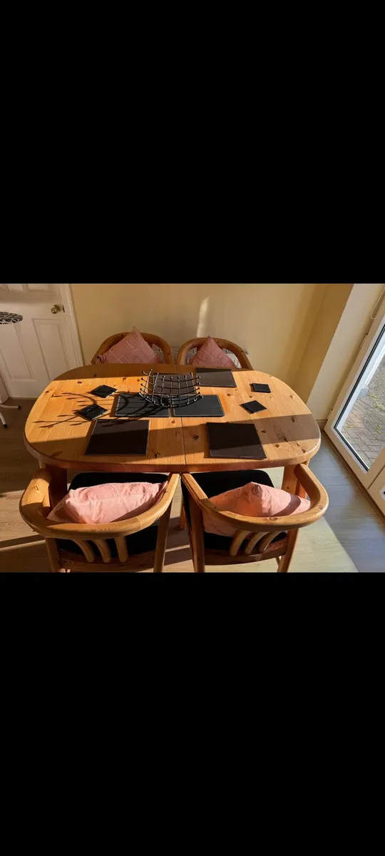 Kitchen table and Chairs - Image 3
