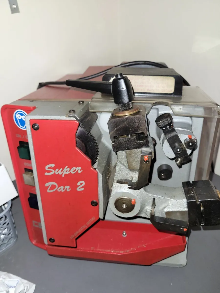 ILCO  Automatic key cutting machine - Image 1