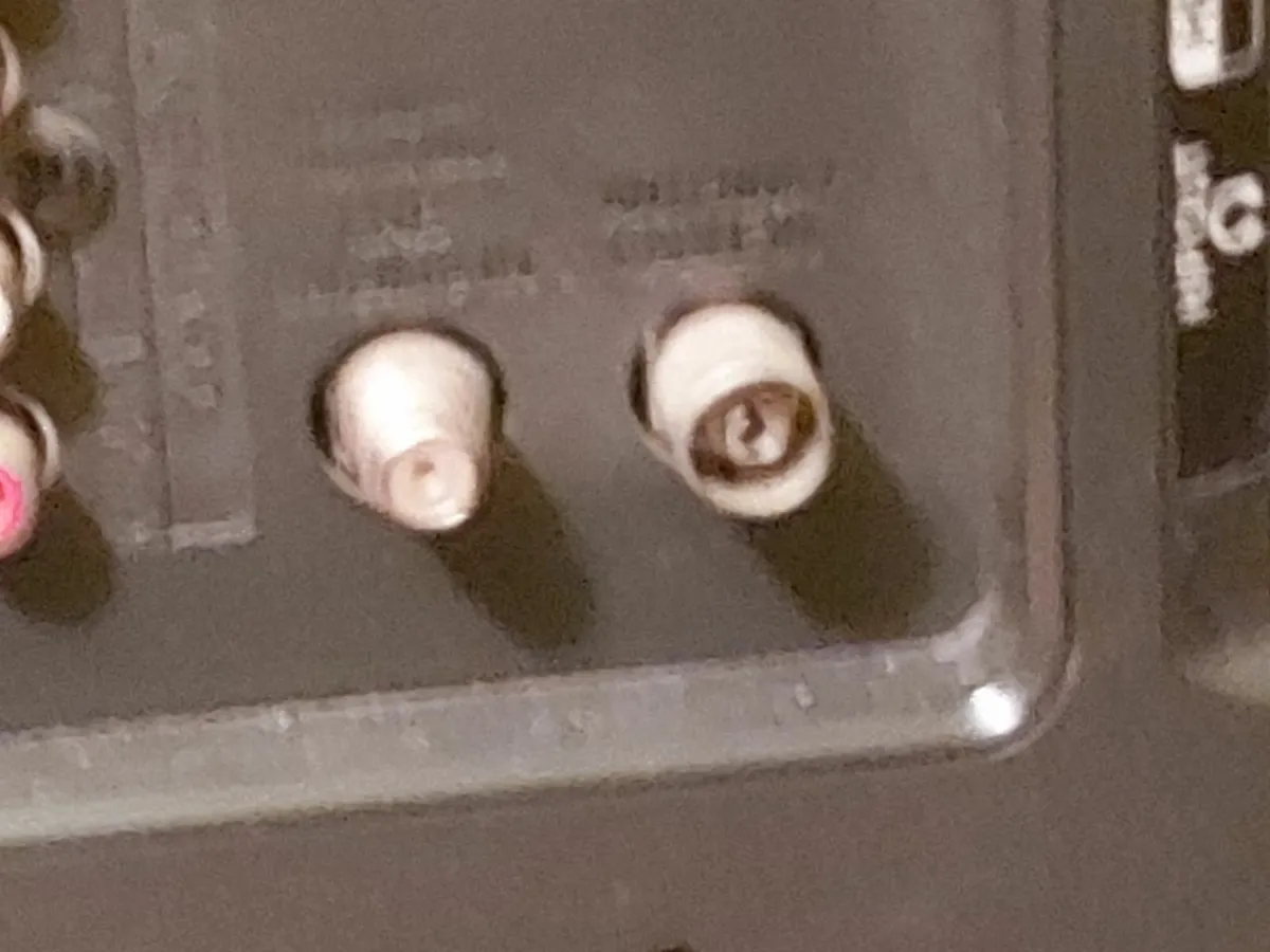 LG 42LF561V TV in excellent condition with remote - Image 3