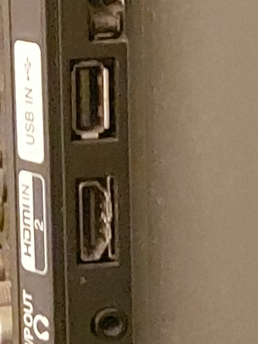 LG 42LF561V TV in excellent condition with remote - Image 4