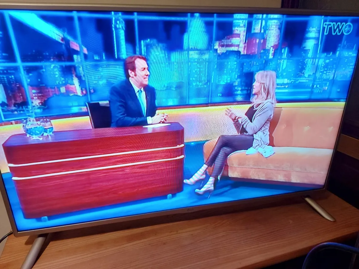 LG 42LF561V TV in excellent condition with remote - Image 2