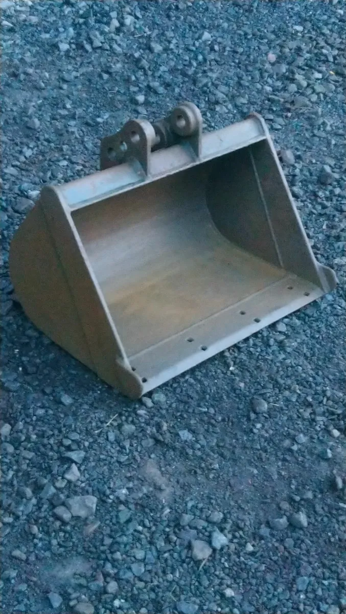 JCB 801 DIGGER BUCKET 25mm pins - Image 1