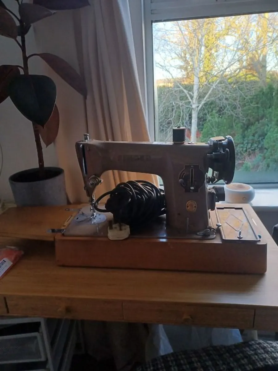 Working Vintage Singer Sewing Machine - Image 1