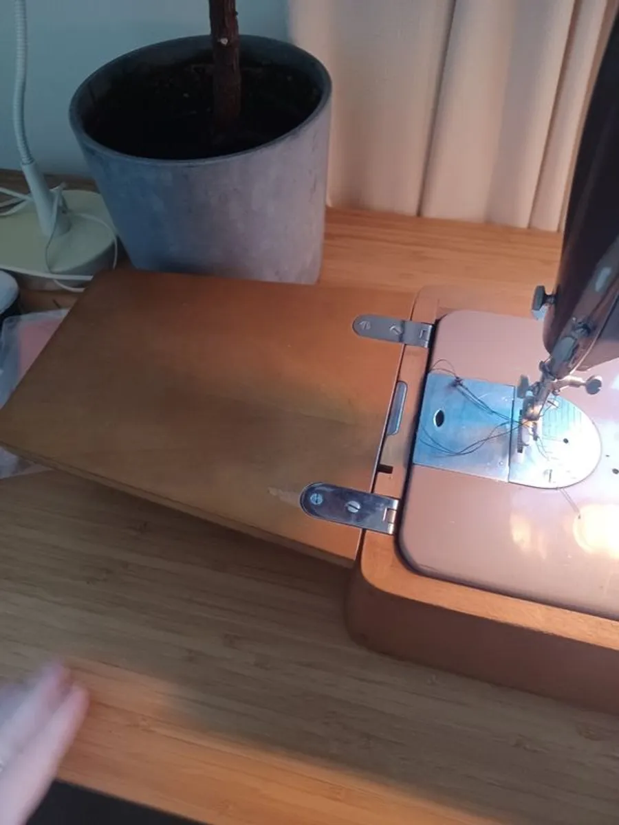 Working Vintage Singer Sewing Machine - Image 3