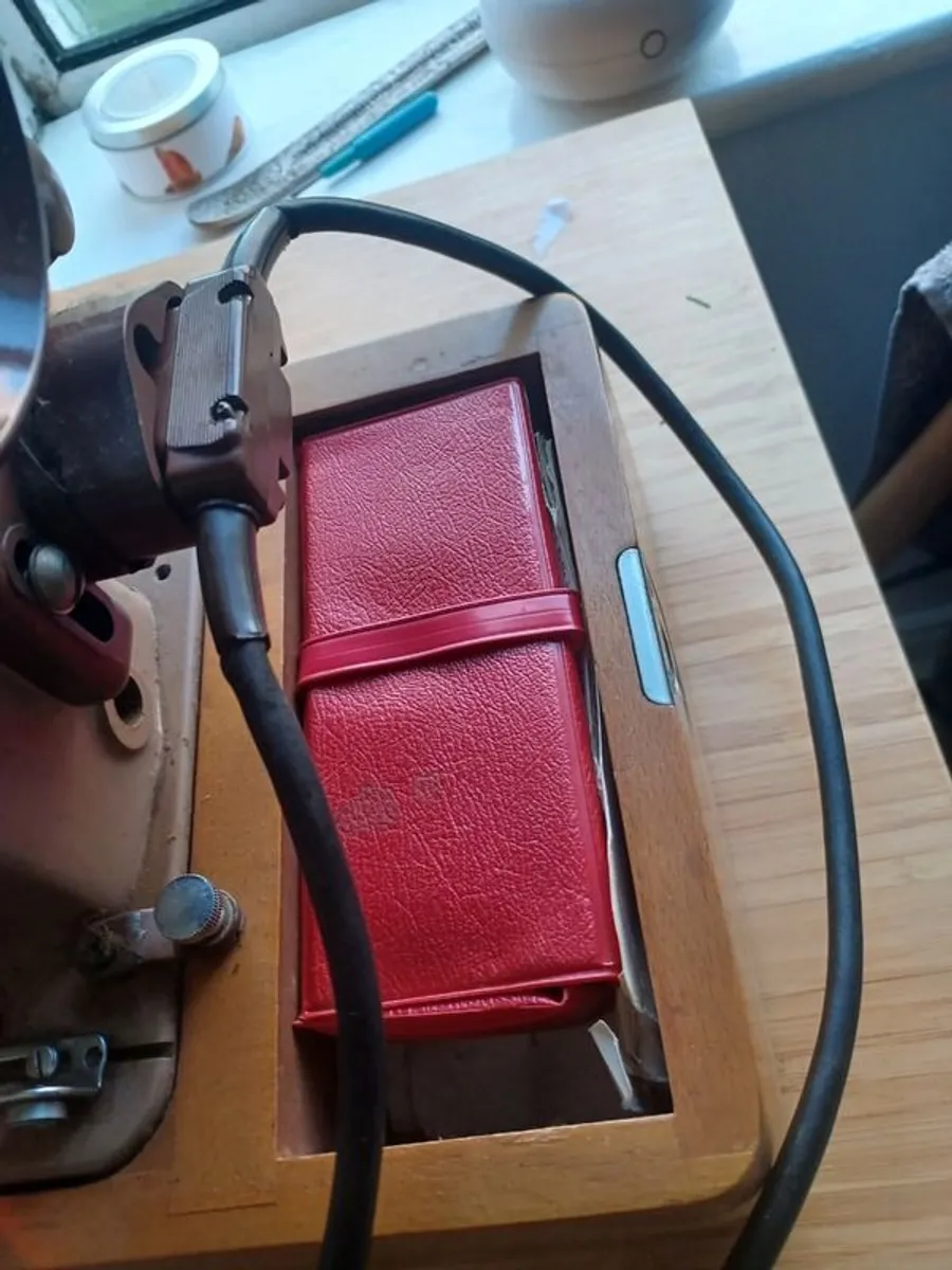 Working Vintage Singer Sewing Machine - Image 4