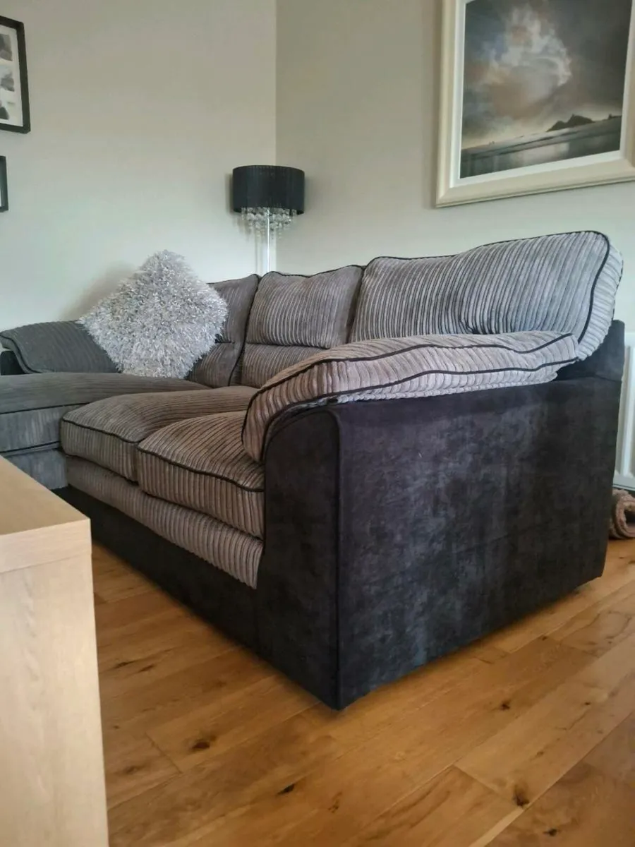 3 seat with foot rest and one aeat - Image 1