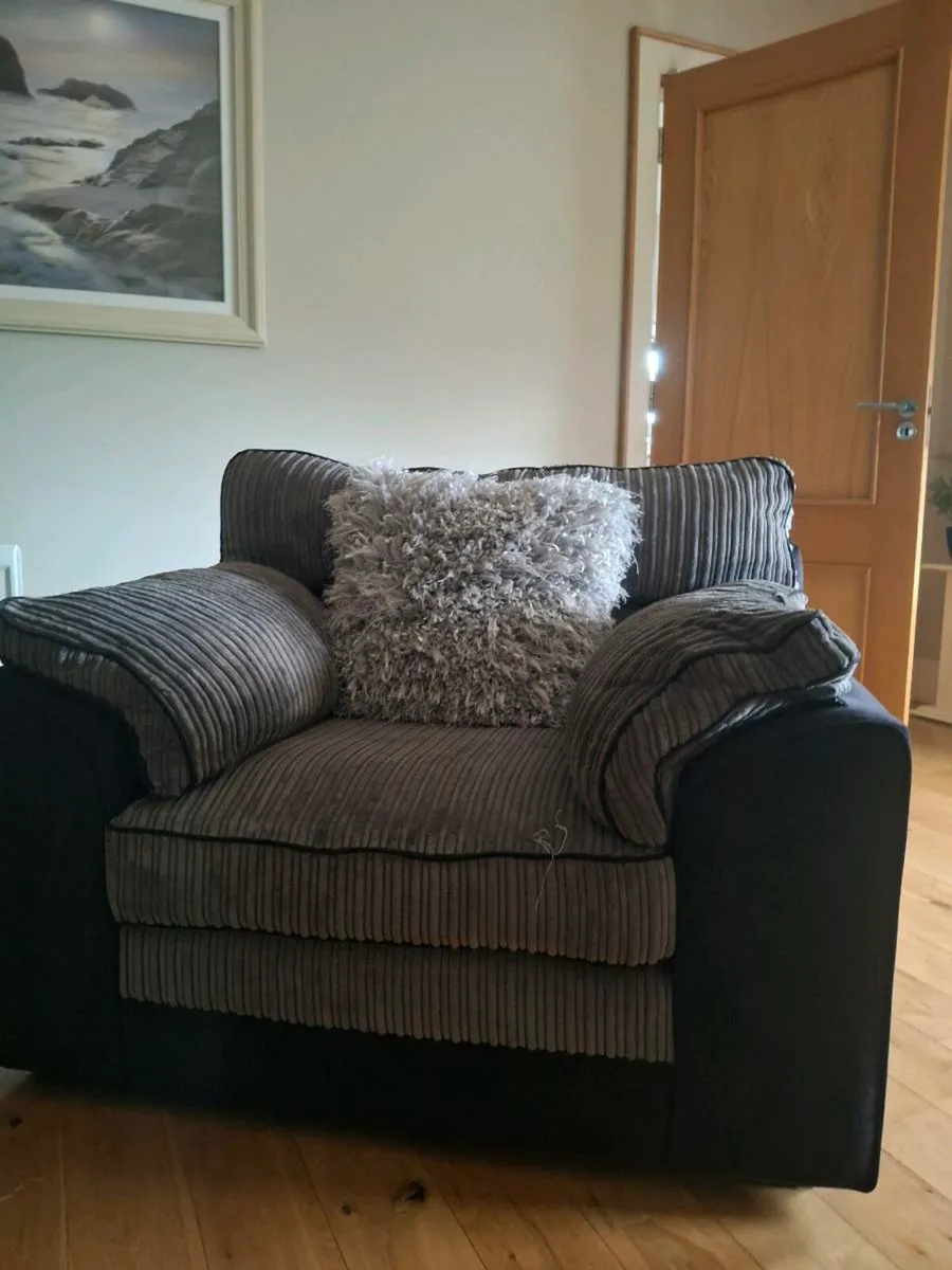 3 seat with foot rest and one aeat - Image 2