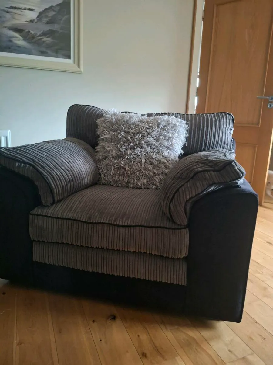 3 seat with foot rest and one aeat - Image 3