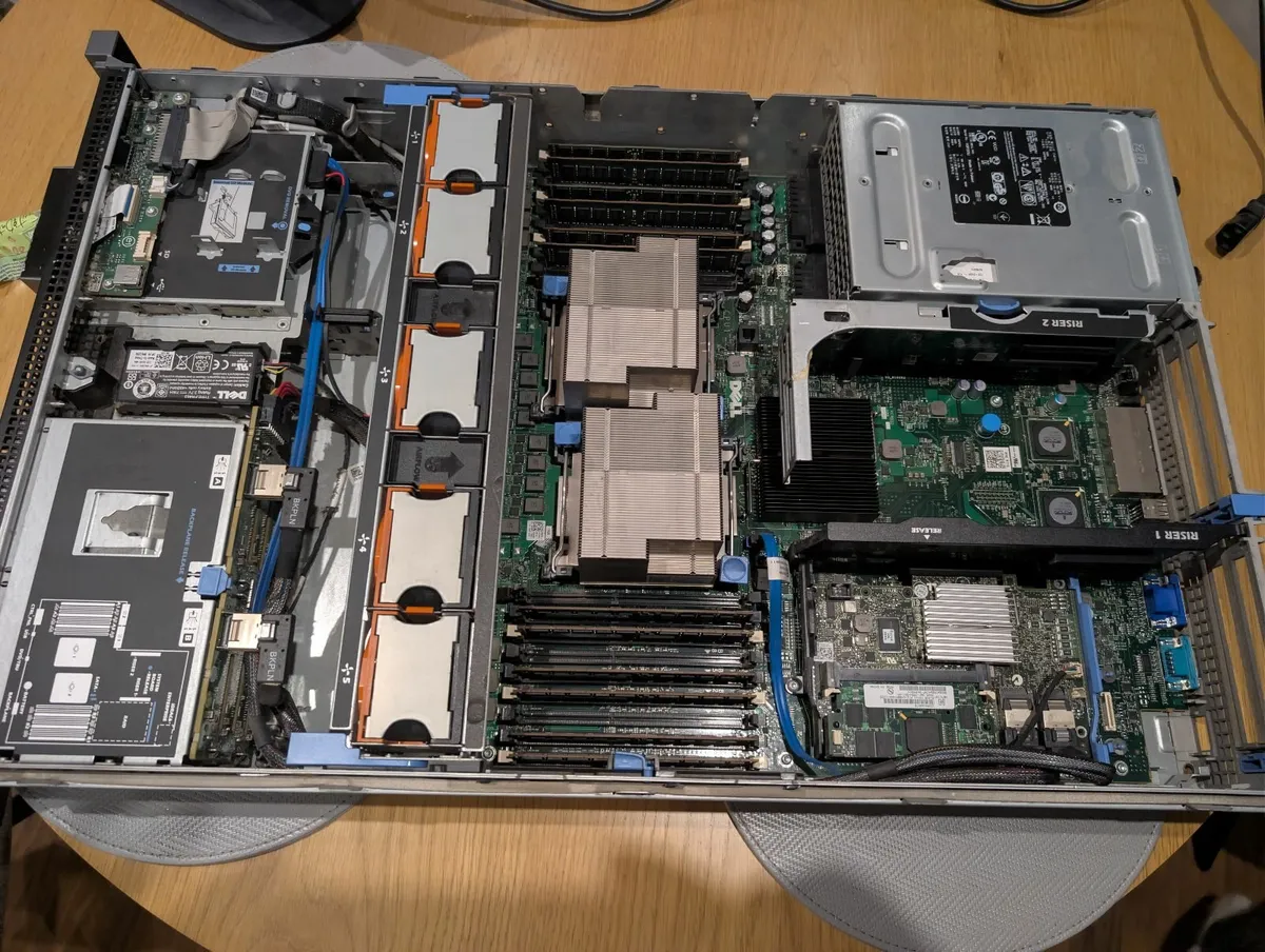 Dell Poweredge R710 - 2.5" x 8 bay - Image 1