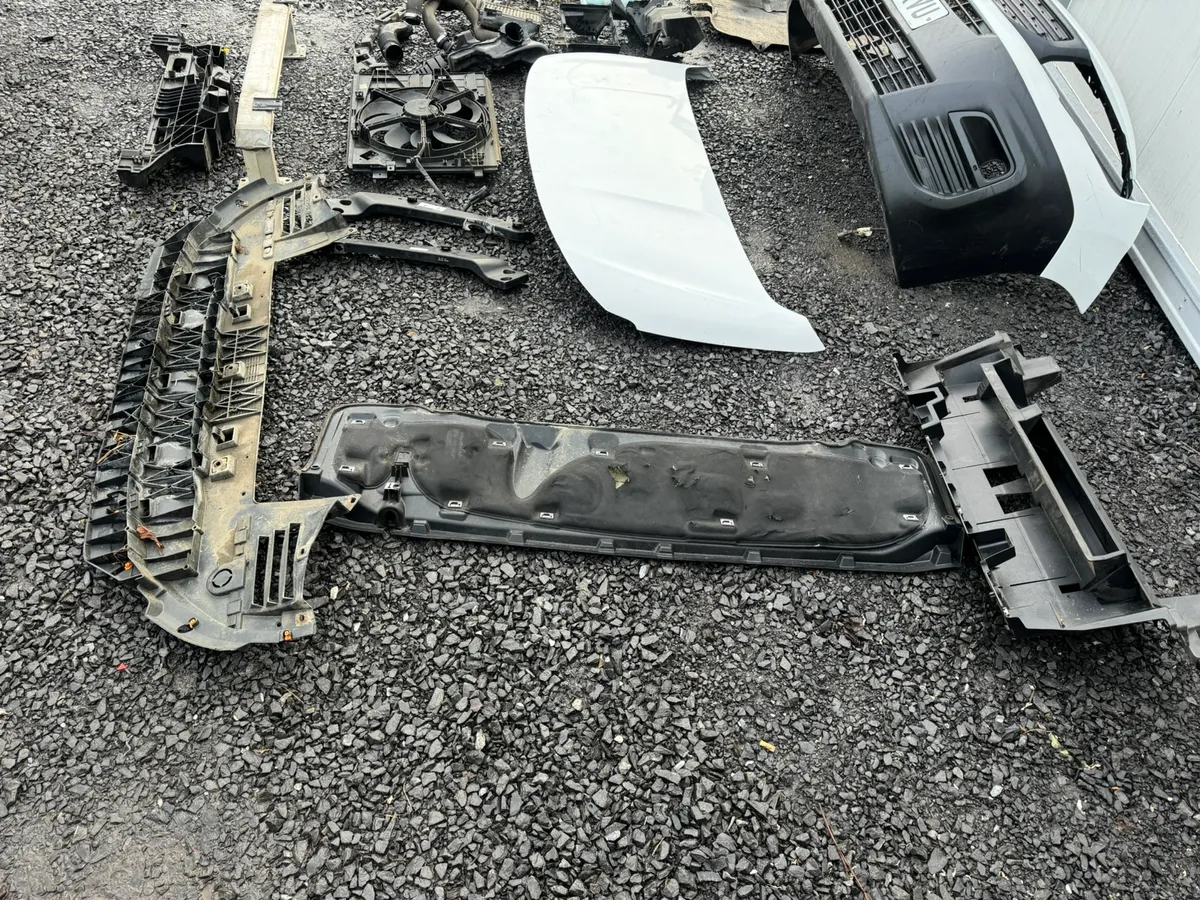 2020 Peugeot Partner Front end parts. - Image 3