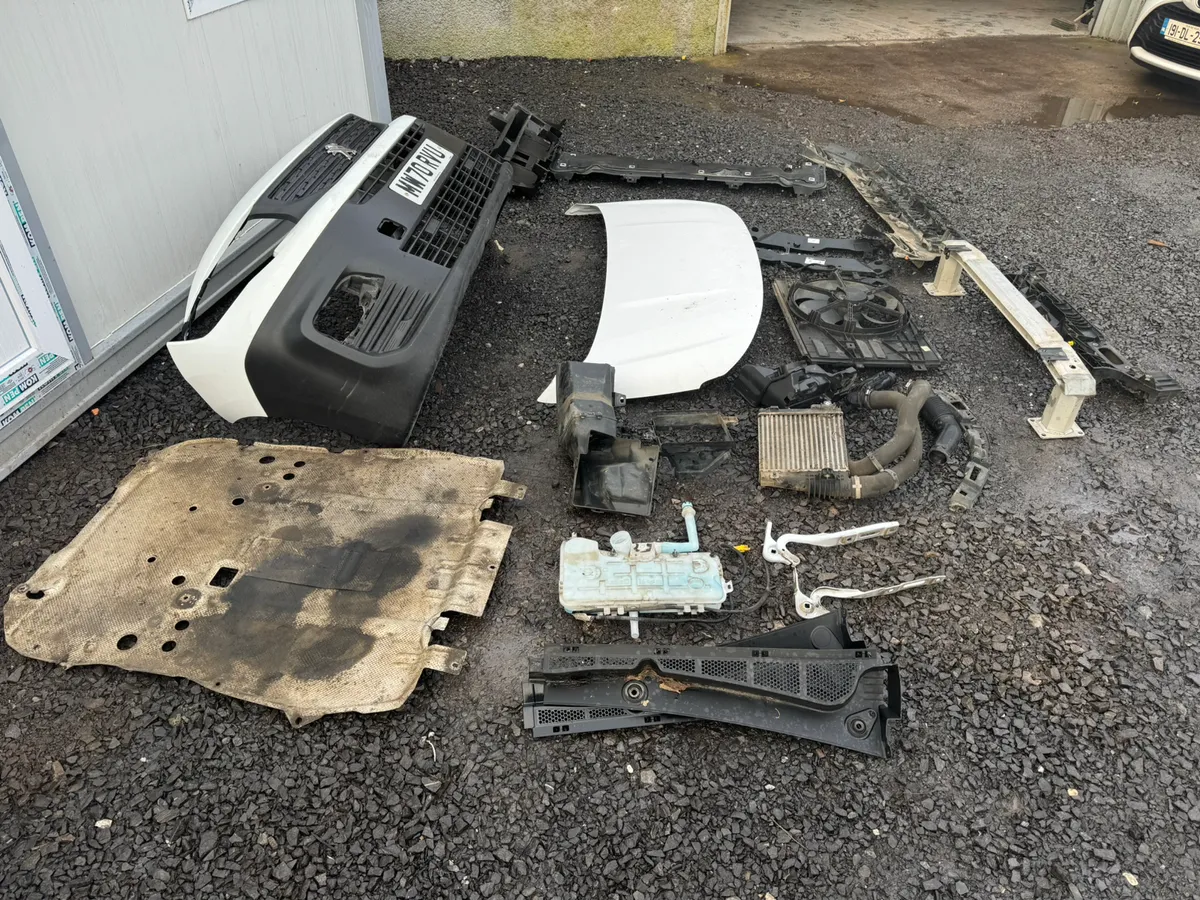 2020 Peugeot Partner Front end parts. - Image 4