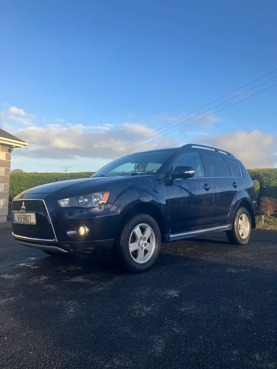 2011 Mitsubishi Outlander Automatic 4x4 - Image 2