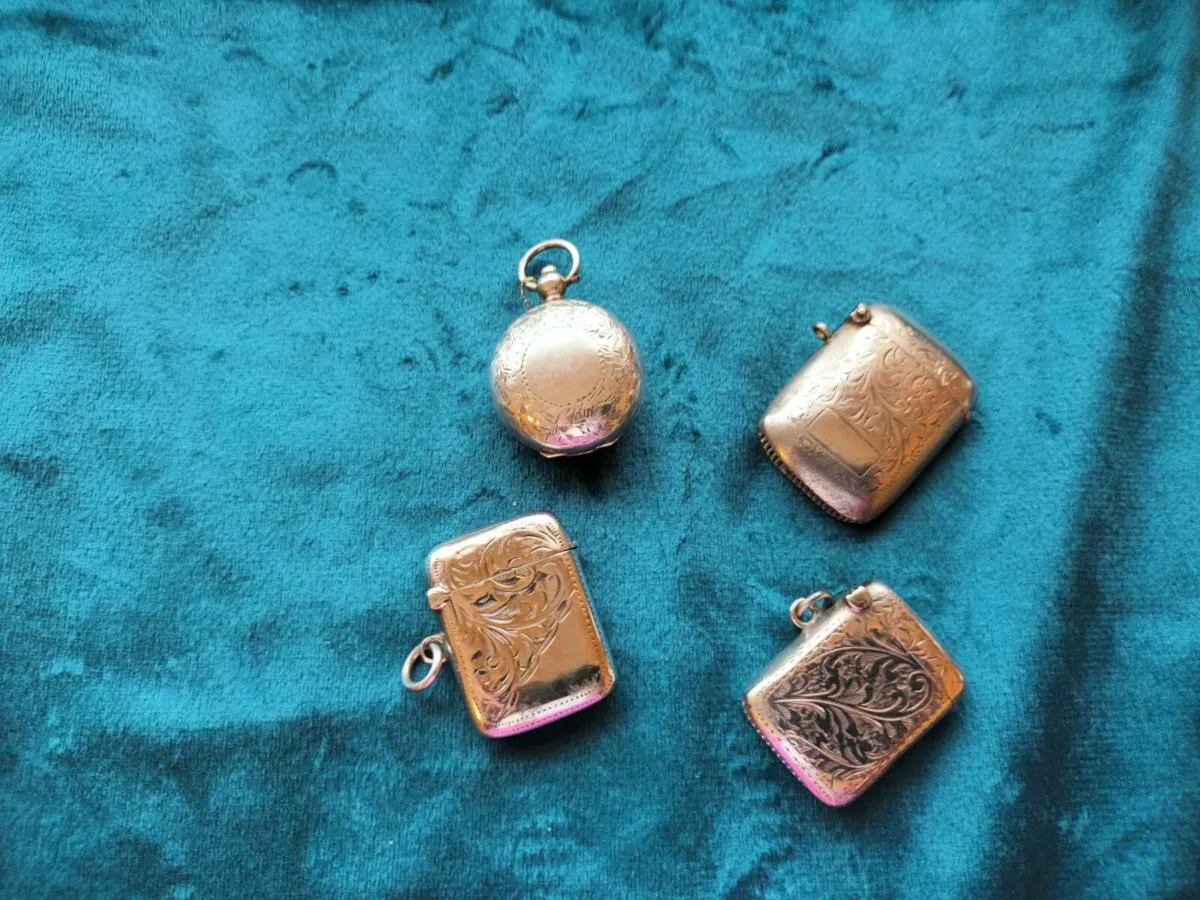 3 Silver  Vesta Cases & Silver  Soverign Holder. - Image 1