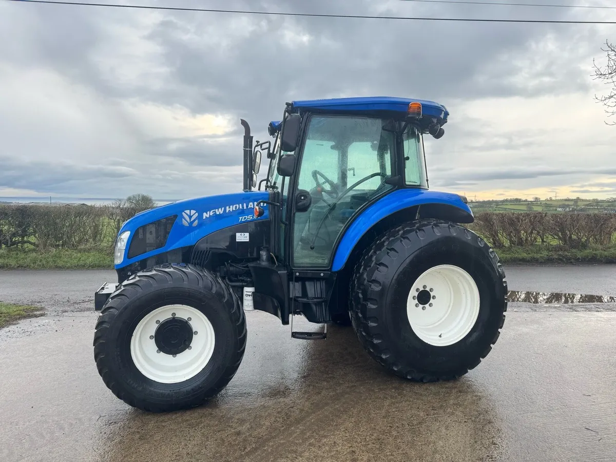 New Holland TD5.105 Tractor - Image 1