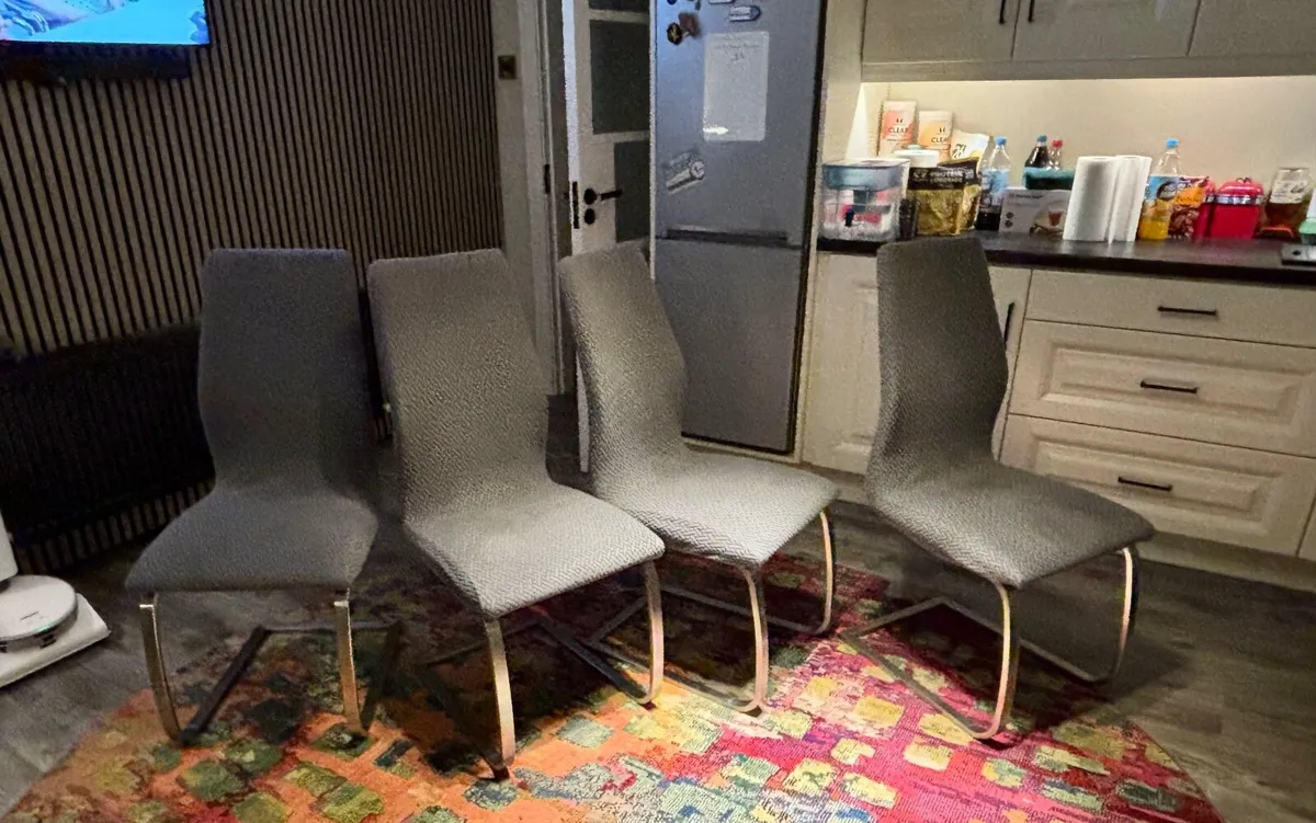 4 dining chairs - Image 1