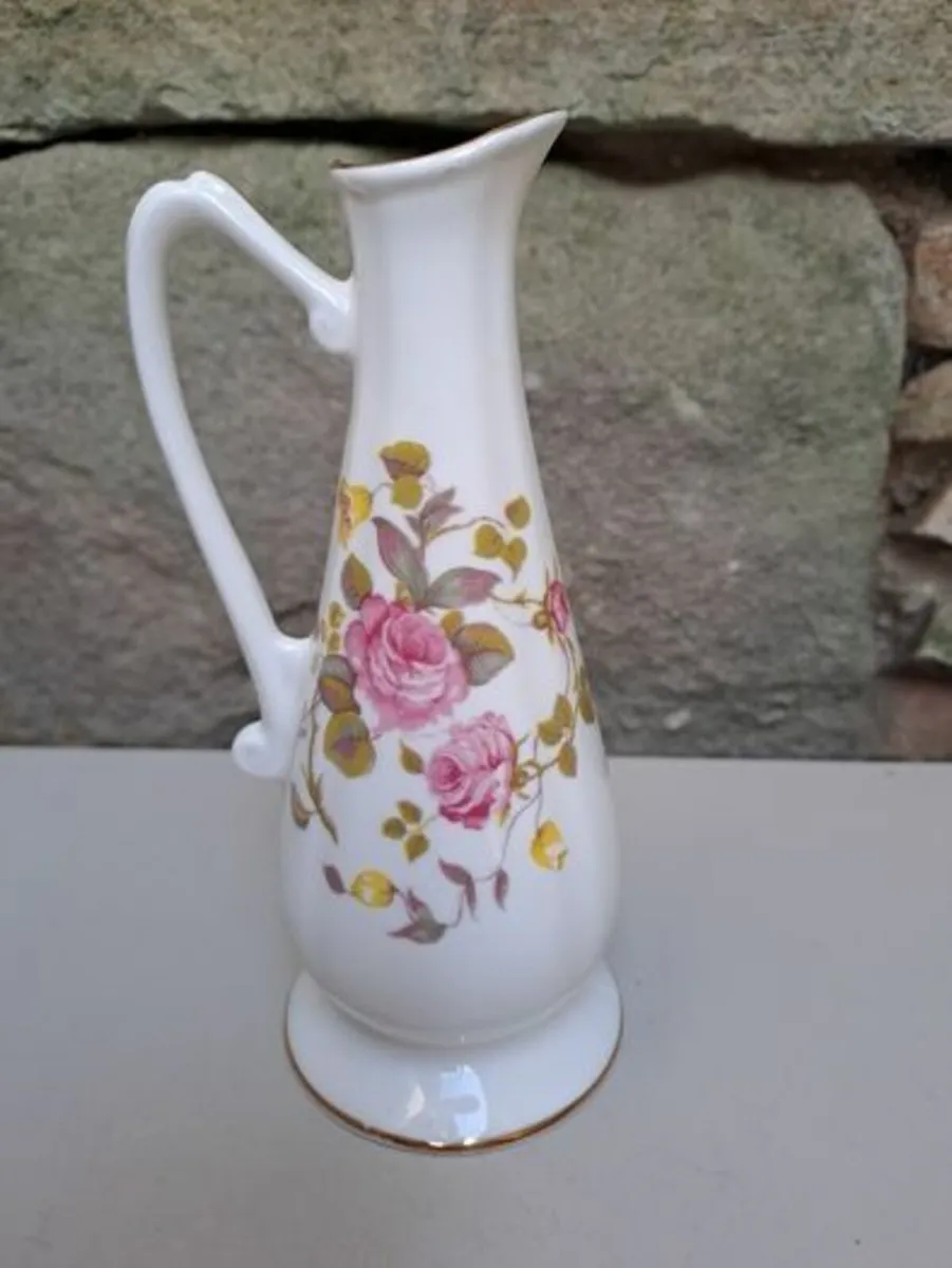 Royal Tara vase - Image 1