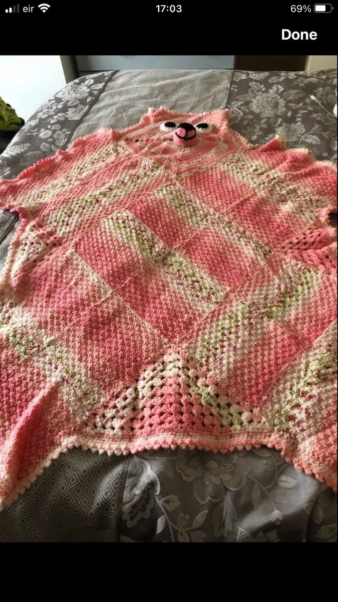 Girls knitted blanket €10 - Image 1