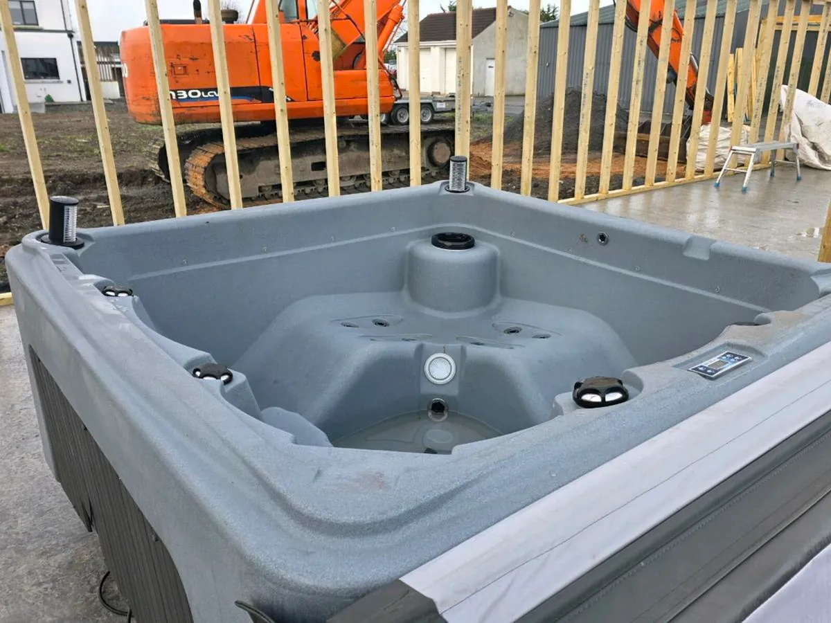 5 person hot tub - Image 1