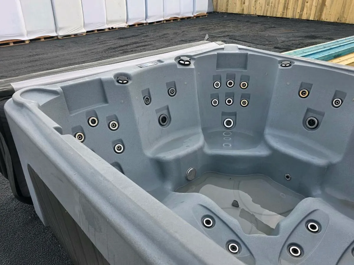 5 person hot tub - Image 2