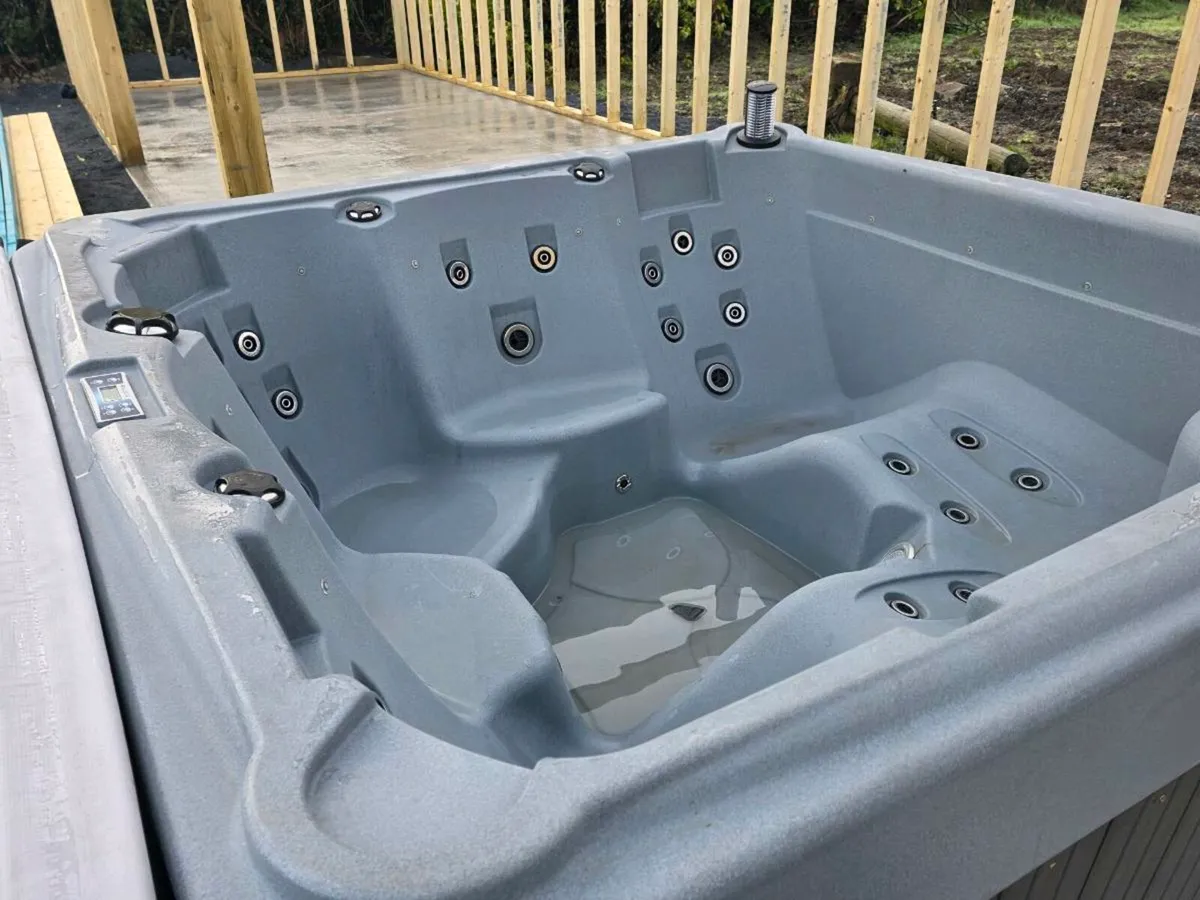 5 person hot tub - Image 3