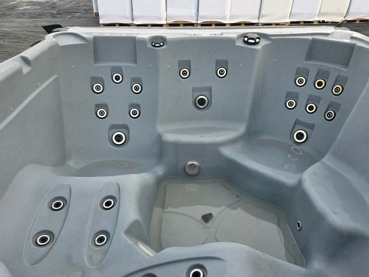5 person hot tub - Image 4