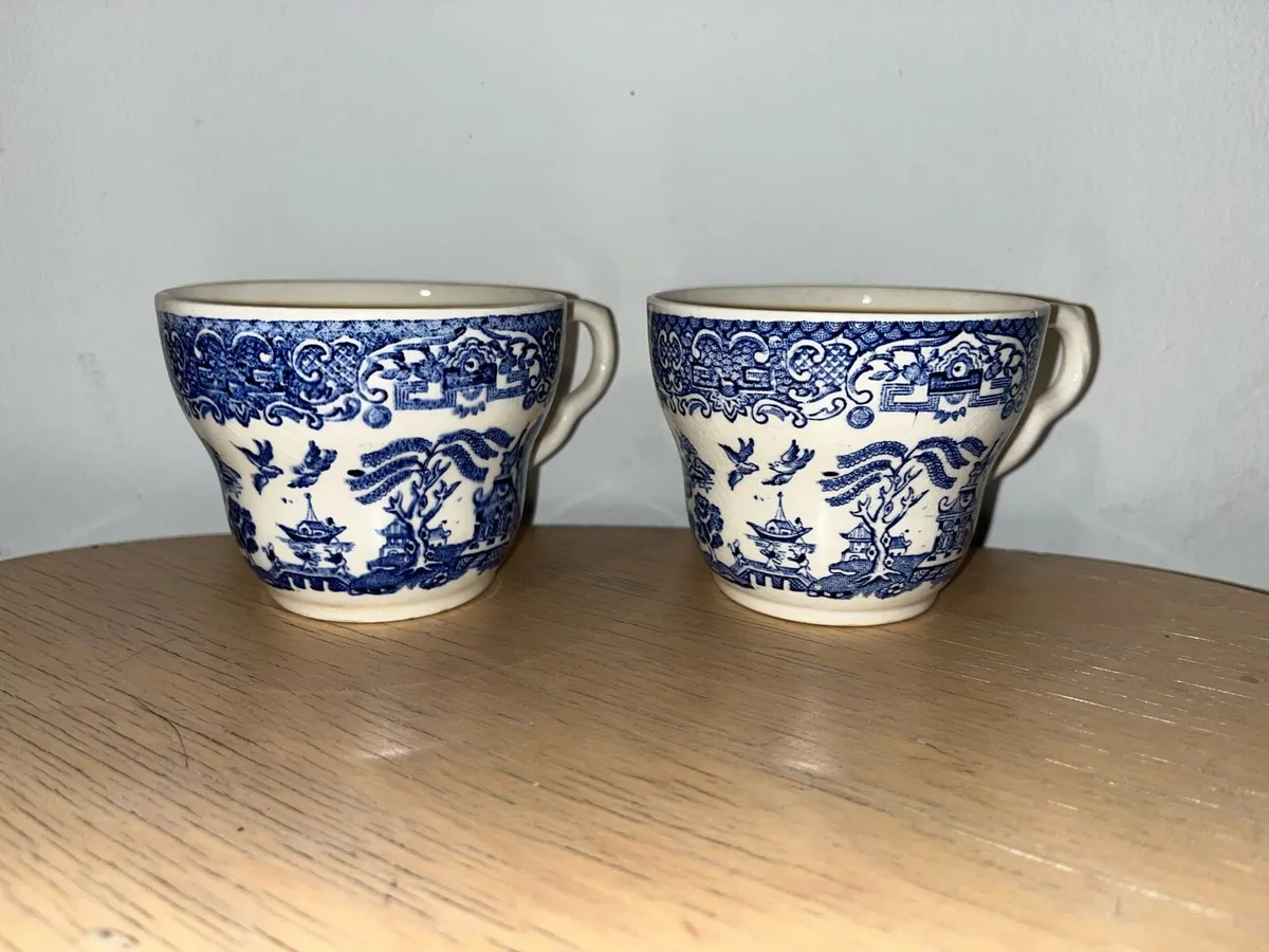 Selection of willow pattern china - Image 4