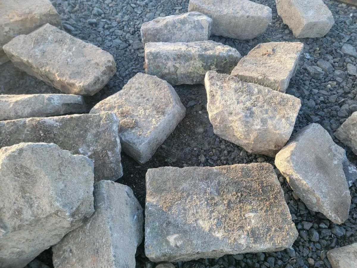 Reclaimed ardbracken quoin stones - Image 3