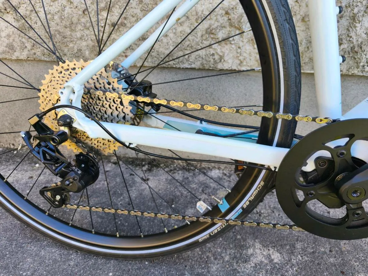 Boardman HYB 8.9 E-bike like new - Image 3