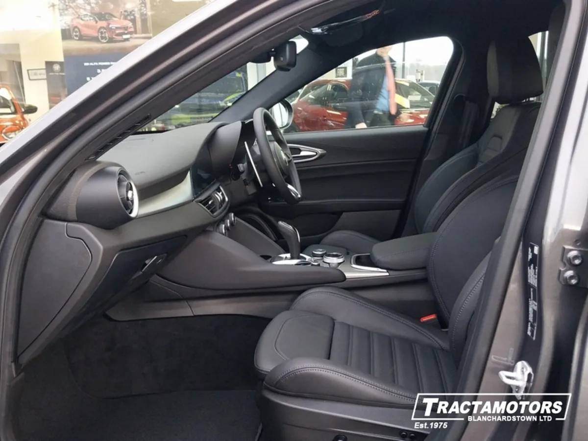 Alfa Romeo Giulia VELOCE 2.0 PETROL 280BHP - Image 4