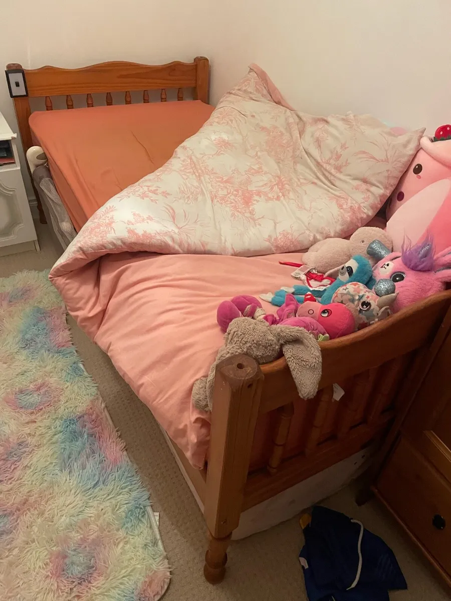 Single bed with mattress - Image 1