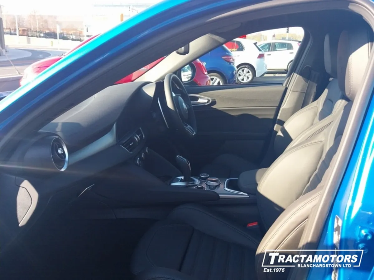 Alfa Romeo Giulia VELOCE 2.0 TURBO PETROL 280HP - Image 4