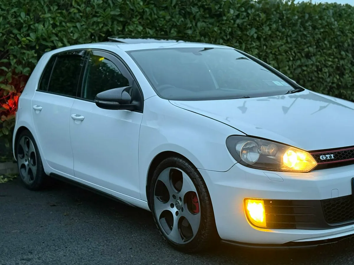 2011 Volkswagen - Image 2