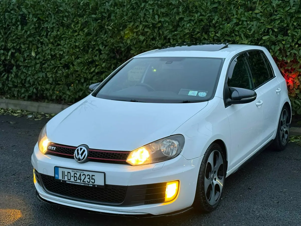 2011 Volkswagen - Image 3