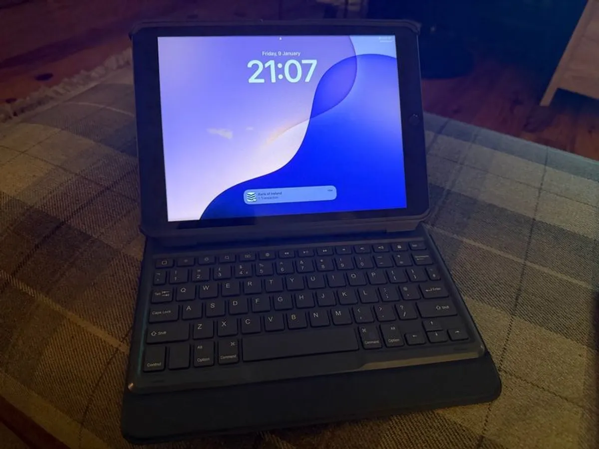 iPad 9th Gen + Pencil + keyboard/cover - Image 1